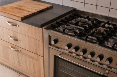 Miniature Location salle La Cerlangue (Seine-Maritime) - Le Clos du Meslay #22 Centre de table avec roses blanches et fleurs dans un vase en verre rond, sur une nappe en toile de jute.