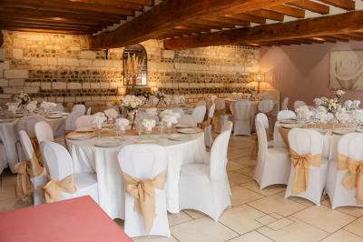 Miniature Location salle La Cerlangue (Seine-Maritime) - Le Clos du Meslay #5 Centre de table avec roses blanches et fleurs dans un vase en verre rond, sur une nappe en toile de jute.