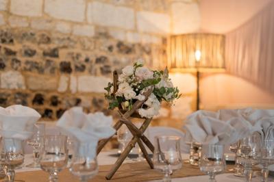 Miniature Location salle La Cerlangue (Seine-Maritime) - Le Clos du Meslay #6 Centre de table avec roses blanches et fleurs dans un vase en verre rond, sur une nappe en toile de jute.