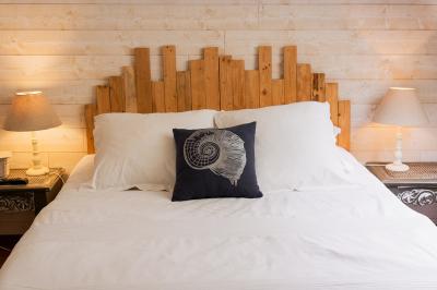 Miniature Location salle La Cerlangue (Seine-Maritime) - Le Clos du Meslay #23 Centre de table avec roses blanches et fleurs dans un vase en verre rond, sur une nappe en toile de jute.