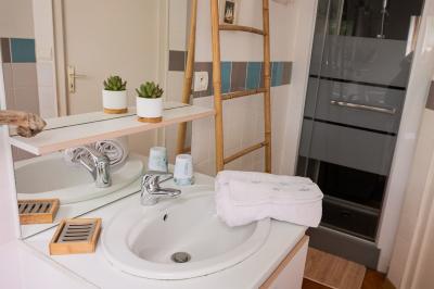 Miniature Location salle La Cerlangue (Seine-Maritime) - Le Clos du Meslay #25 Centre de table avec roses blanches et fleurs dans un vase en verre rond, sur une nappe en toile de jute.