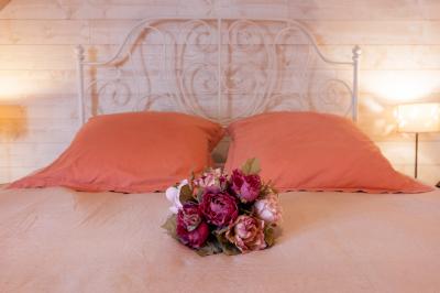 Miniature Location salle La Cerlangue (Seine-Maritime) - Le Clos du Meslay #24 Centre de table avec roses blanches et fleurs dans un vase en verre rond, sur une nappe en toile de jute.