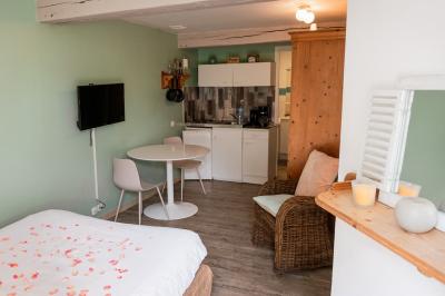 Miniature Location salle La Cerlangue (Seine-Maritime) - Le Clos du Meslay #29 Centre de table avec roses blanches et fleurs dans un vase en verre rond, sur une nappe en toile de jute.