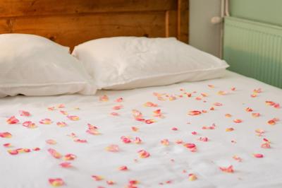 Miniature Location salle La Cerlangue (Seine-Maritime) - Le Clos du Meslay #19 Centre de table avec roses blanches et fleurs dans un vase en verre rond, sur une nappe en toile de jute.