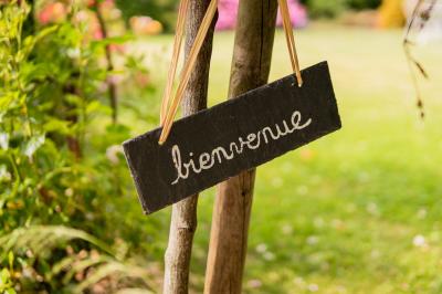 Miniature Location salle La Cerlangue (Seine-Maritime) - Le Clos du Meslay #9 Centre de table avec roses blanches et fleurs dans un vase en verre rond, sur une nappe en toile de jute.