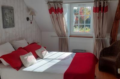 Miniature Location salle La Cerlangue (Seine-Maritime) - Le Clos du Meslay #27 Centre de table avec roses blanches et fleurs dans un vase en verre rond, sur une nappe en toile de jute.