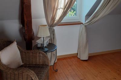 Miniature Location salle La Cerlangue (Seine-Maritime) - Le Clos du Meslay #30 Centre de table avec roses blanches et fleurs dans un vase en verre rond, sur une nappe en toile de jute.