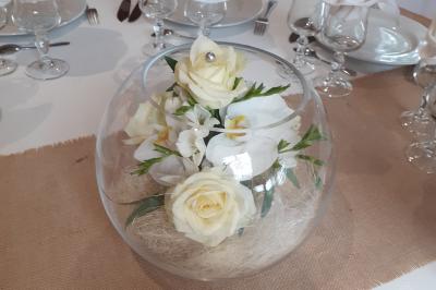 Miniature Location salle La Cerlangue (Seine-Maritime) - Le Clos du Meslay #34 Centre de table avec roses blanches et fleurs dans un vase en verre rond, sur une nappe en toile de jute.