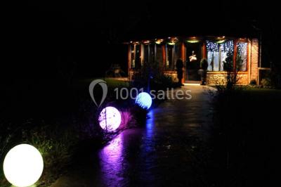 Miniature Location salle La Cerlangue (Seine-Maritime) - Le Clos du Meslay #14 Centre de table avec roses blanches et fleurs dans un vase en verre rond, sur une nappe en toile de jute.