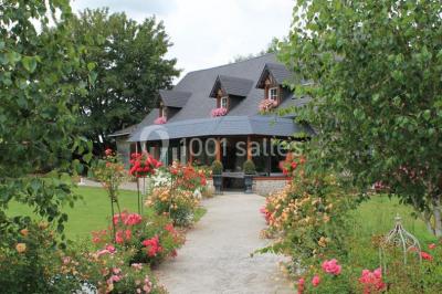 Miniature Location salle La Cerlangue (Seine-Maritime) - Le Clos du Meslay #10 Centre de table avec roses blanches et fleurs dans un vase en verre rond, sur une nappe en toile de jute.