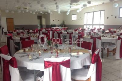 Vue aérienne d'un complexe avec piscine, toboggan aquatique, mini-golf et espaces ombragés entourés de végétation.