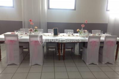 Vue aérienne d'un complexe avec piscine, toboggan aquatique, mini-golf et espaces ombragés entourés de végétation.