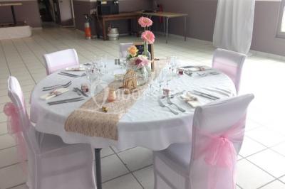 Vue aérienne d'un complexe avec piscine, toboggan aquatique, mini-golf et espaces ombragés entourés de végétation.