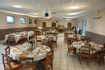 Vue aérienne d'un complexe avec piscine, toboggan aquatique, mini-golf et espaces ombragés entourés de végétation.