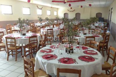 Vue aérienne d'un complexe avec piscine, toboggan aquatique, mini-golf et espaces ombragés entourés de végétation.