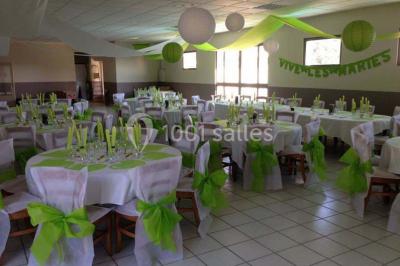 Vue aérienne d'un complexe avec piscine, toboggan aquatique, mini-golf et espaces ombragés entourés de végétation.