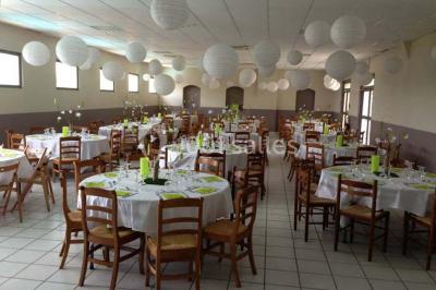 Vue aérienne d'un complexe avec piscine, toboggan aquatique, mini-golf et espaces ombragés entourés de végétation.