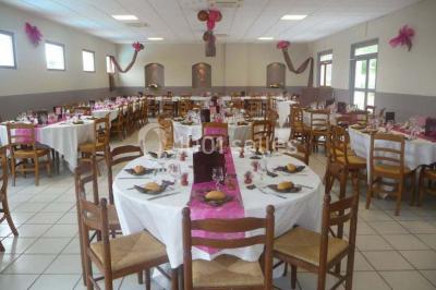 Vue aérienne d'un complexe avec piscine, toboggan aquatique, mini-golf et espaces ombragés entourés de végétation.