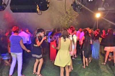 Montagne rocheuse éclairée par une lumière douce, entourée de collines boisées et d'arbres au premier plan.