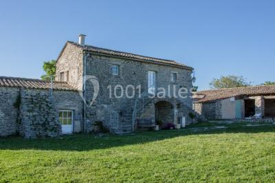 Montagne rocheuse éclairée par une lumière douce, entourée de collines boisées et d'arbres au premier plan.