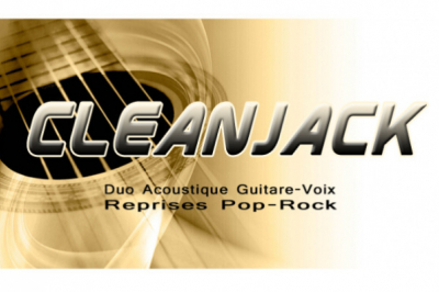 Un homme jouant de la guitare et une femme souriante posent devant des micros à bord d'un bateau.