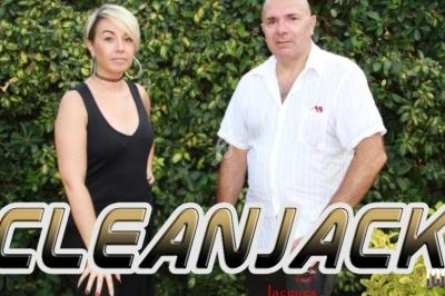 Un homme et une femme debout devant des buissons, avec le mot ’CLEANJACK’ écrit en grand au premier plan.