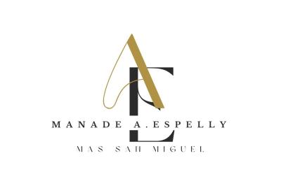 Groupe de personnes réunies en soirée en plein air, avec tables décorées et guirlandes lumineuses suspendues.