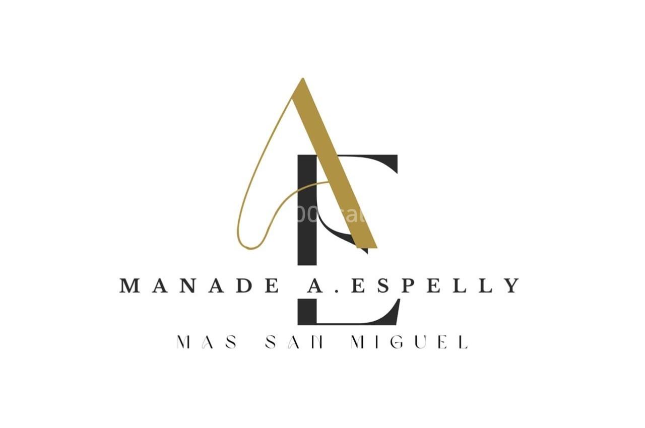 Logo de la Manade A. Espelly avec des initiales stylisées en noir et or, accompagné du texte ’Mas San Miguel’.