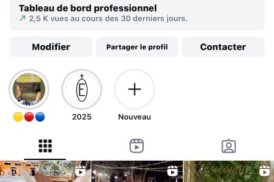 Groupe de personnes réunies en soirée en plein air, avec tables décorées et guirlandes lumineuses suspendues.