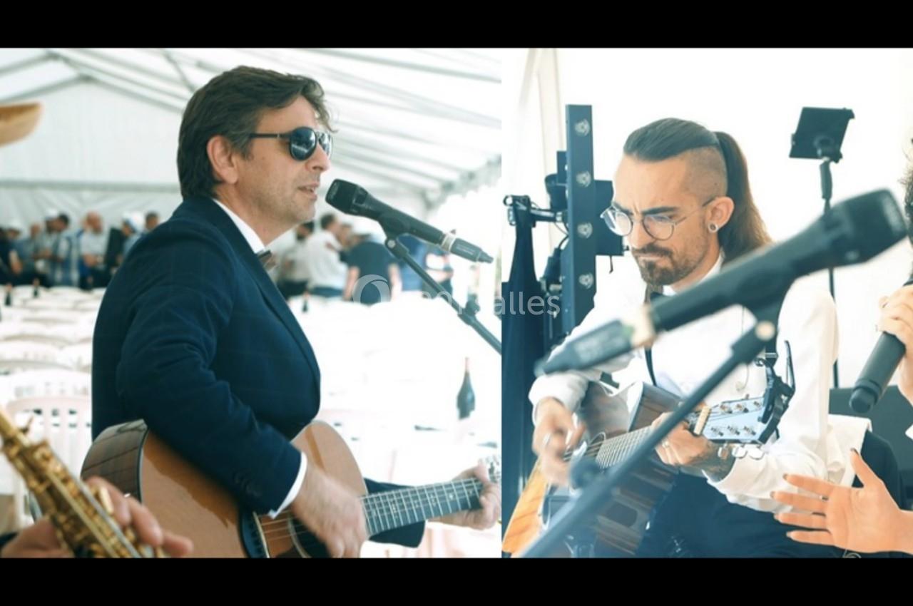 Un groupe de musiciens et une chanteuse se produisent sous une tente blanche lors d'un événement.