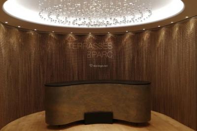 Buffet élégant avec plats variés disposés sur des tables noires, décoré de fleurs blanches dans une salle lumineuse.