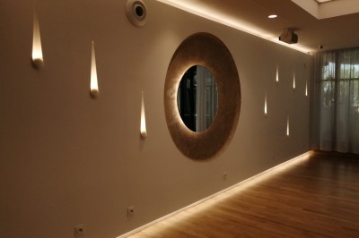 Buffet élégant avec plats variés disposés sur des tables noires, décoré de fleurs blanches dans une salle lumineuse.