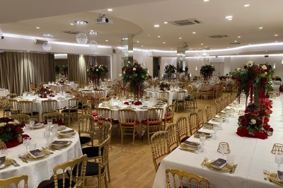 Miniature Location salle Lyon 6 (Rhône) - Les Terrasses du Parc #46 Buffet élégant avec verrines et décorations florales, installé sur une pelouse sous une tente lumineuse.