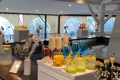 Miniature Location salle Lyon 6 (Rhône) - Les Terrasses du Parc #52 Buffet élégant avec verrines et décorations florales, installé sur une pelouse sous une tente lumineuse.