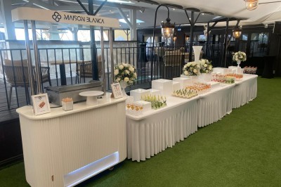 Miniature Location salle Lyon 6 (Rhône) - Les Terrasses du Parc #53 Buffet élégant avec verrines et décorations florales, installé sur une pelouse sous une tente lumineuse.