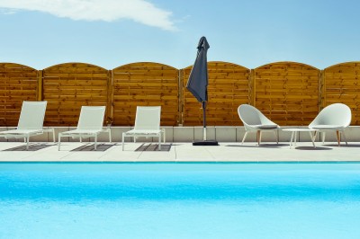 Plateaux de desserts comprenant verrines, madeleines et autres douceurs, disposés près d'une machine à café.