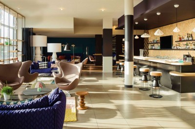 Plateaux de desserts comprenant verrines, madeleines et autres douceurs, disposés près d'une machine à café.