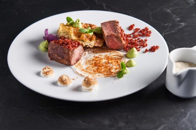 Plateaux de desserts comprenant verrines, madeleines et autres douceurs, disposés près d'une machine à café.