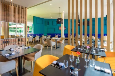 Plateaux de desserts comprenant verrines, madeleines et autres douceurs, disposés près d'une machine à café.