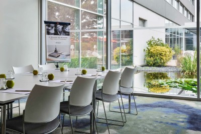 Plateaux de desserts comprenant verrines, madeleines et autres douceurs, disposés près d'une machine à café.