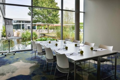 Plateaux de desserts comprenant verrines, madeleines et autres douceurs, disposés près d'une machine à café.