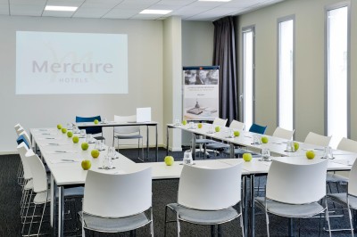 Plateaux de desserts comprenant verrines, madeleines et autres douceurs, disposés près d'une machine à café.