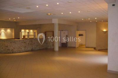 Cuisine professionnelle avec plan de travail en inox, cuisinières, hotte d'extraction et murs carrelés blancs.