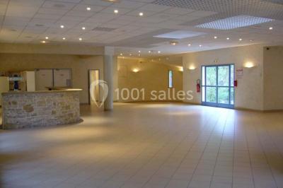 Cuisine professionnelle avec plan de travail en inox, cuisinières, hotte d'extraction et murs carrelés blancs.