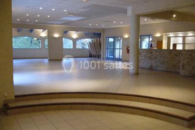 Cuisine professionnelle avec plan de travail en inox, cuisinières, hotte d'extraction et murs carrelés blancs.