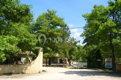 Cuisine professionnelle avec plan de travail en inox, cuisinières, hotte d'extraction et murs carrelés blancs.