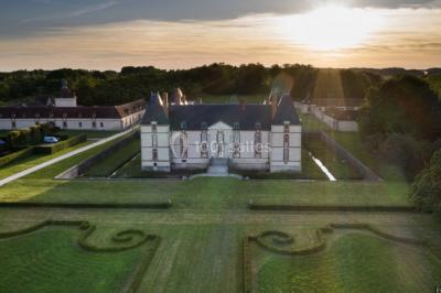 Les Granges du Château de Reveillon Les Granges du Château de Reveillon