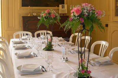 Château éclairé sous un ciel nocturne avec une pleine lune visible en arrière-plan.