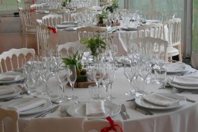 Château éclairé sous un ciel nocturne avec une pleine lune visible en arrière-plan.