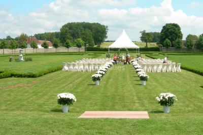 Château éclairé sous un ciel nocturne avec une pleine lune visible en arrière-plan.